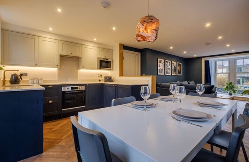 Windermere Apartment | Modern 6BR/4Bath in the heart of #LakeDistrict