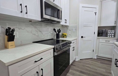 Lincoln Heights House | Modern 6BR Duplex | Sleeps 14 | 5 Min to Uptown