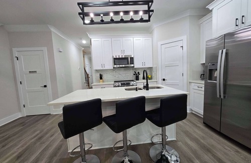 Lincoln Heights House | Modern 6BR Duplex | Sleeps 14 | 5 Min to Uptown