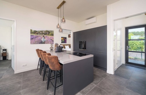 Zeewolde House | Modern 8-person waterfront villa with fenced garden, private jetty, spacious open living area and full comfort for families – pets welcome.