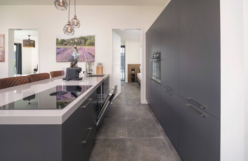 Zeewolde House | Modern 8-person waterfront villa with fenced garden, private jetty, spacious open living area and full comfort for families – pets welcome.