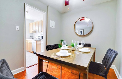 Jefferson Manor Apartment | Modern Alexandria Apt w/Gym