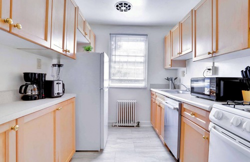 Jefferson Manor Apartment | Modern Alexandria Apt w/Gym