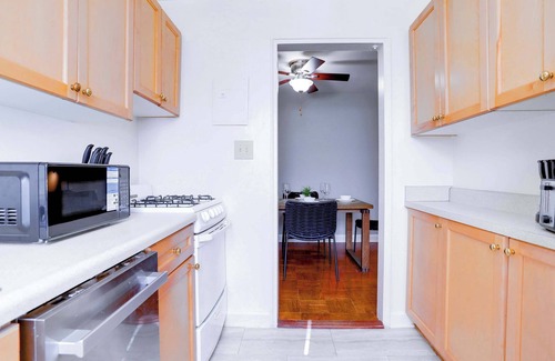 Jefferson Manor Apartment | Modern Alexandria Apt w/Gym