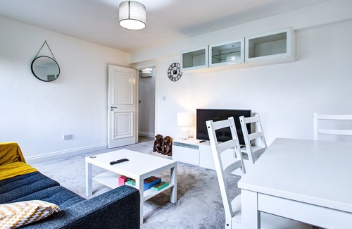 Radlett Apartment | Modern and Cozy 2BR Apartment