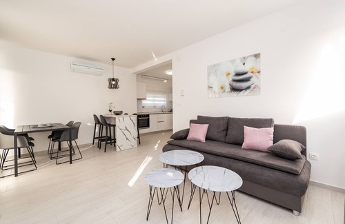 Zrce Apartment | Modern and Luxury Apartments for 12 with Pool