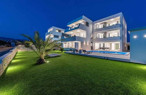 Zrce Apartment | Modern and Luxury Apartments for 12 with Pool