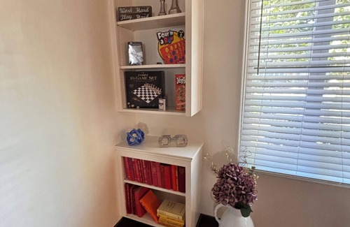South Arroyo Apartment | Modern and Spacious Urban Retreat in Pasadena: 2 bd + 2 ba apartment with office