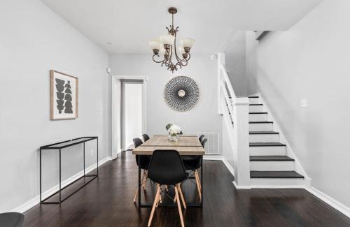 Kennedy King House | Modern and Spacious Home mins to Downtown