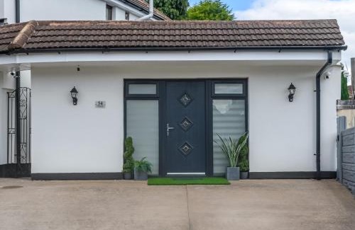 Walsall Apartment | Modern and Stylish 1-Bedroom Guesthouse near M6 J10 Perfect for Business Stays & Couples Free Parking & Wi-Fi