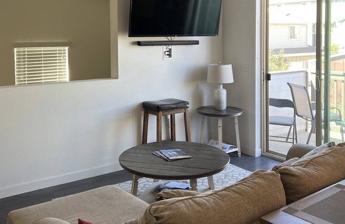 River Oaks Apartment | Modern apartment close to vineyards and downtown