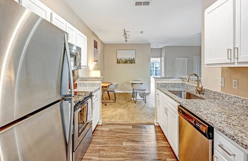 Brentwood Apartment | Modern Apartment in Prime Location (ID4109X92)