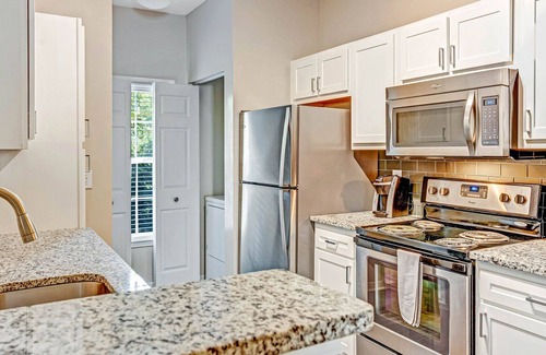 Brentwood Apartment | Modern Apartment in Prime Location (ID4109X92)