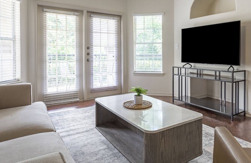 Falconhead Apartment | Modern Apartment in Prime Location (ID3084)
