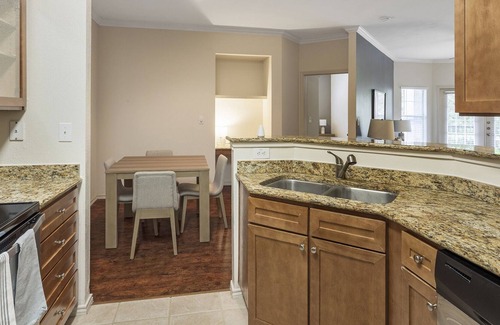 Falconhead Apartment | Modern Apartment in Prime Location (ID3084)