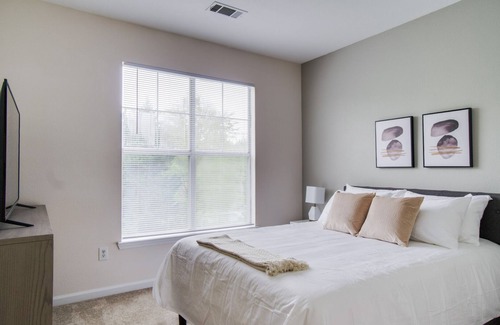 Durham Apartment | Modern Apartment in Prime Location (ID7304)