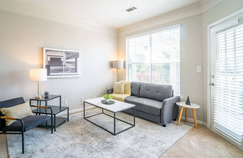 Greer Apartment | Modern Apartment in Prime Location (ID6762)