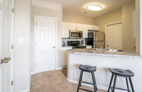 Greer Apartment | Modern Apartment in Prime Location (ID6762)