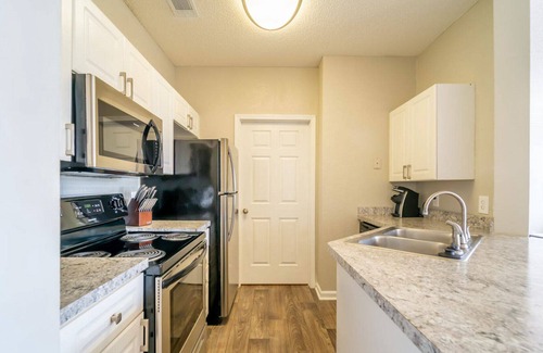Greer Apartment | Modern Apartment in Prime Location (ID6762)