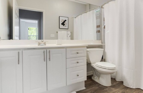 Greer Apartment | Modern Apartment in Prime Location (ID4770X52)