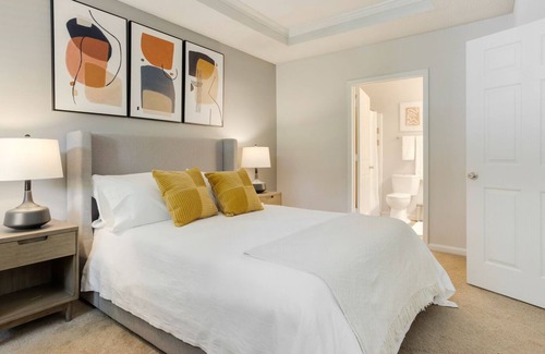 Greer Apartment | Modern Apartment in Prime Location (ID4770X52)