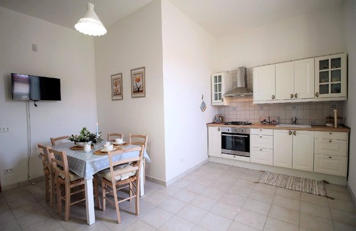 Pulsano Apartment | Modern Apartment in Pulsano with Garden