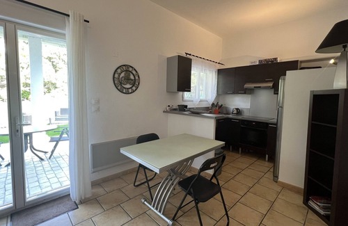 Le Boulou Apartment | Modern apartment in residential area with shared pool