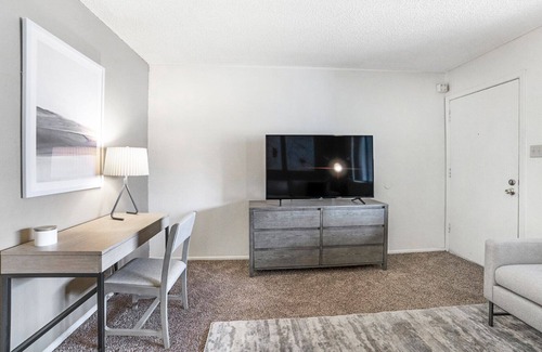Northeast Heights Apartment | Modern Apartment in Prime Location (ID7515X35)