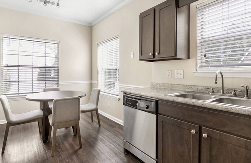 Jamestown Apartment | Modern Apartment in Prime Location (ID1165X915)