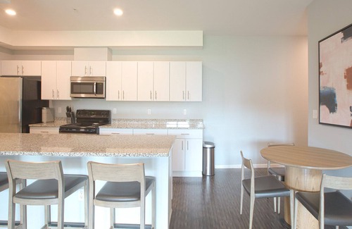 Southfield Apartment | Modern Apartment in Prime Location (ID4346)