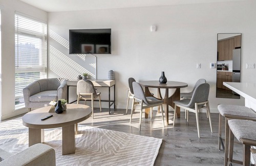 Town Center Apartment | Modern Apartment in Prime Location (ID8325X10)