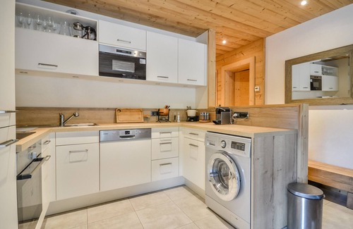 Morzine Apartment | Modern Apartment Near Slopes – 6 Guests, Balcony, Parking