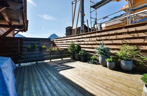 Morzine Apartment | Modern Apartment Near Slopes – 6 Guests, Balcony, Parking
