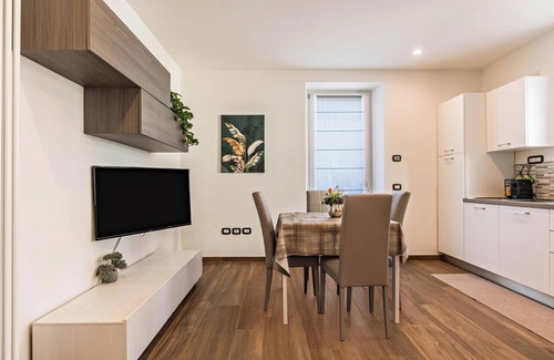 Ville d'Anaunia Apartment | Modern Apartment "Villa Vacanze Renetta" with Mountain View & Balcony