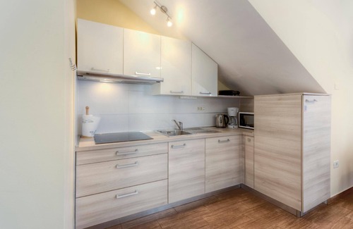 Lovrecica Apartment | Modern apartment with balcony, right by the beach