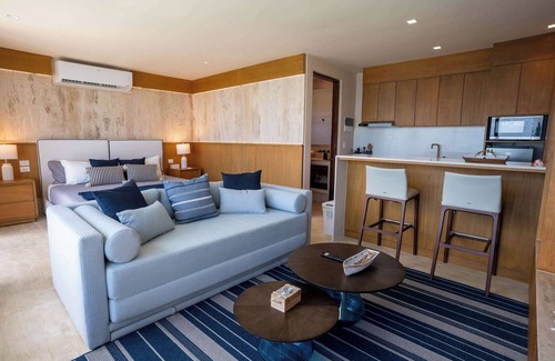 Isla Mujeres Apartment | Modern Apt with Private Roof Garden & Pool