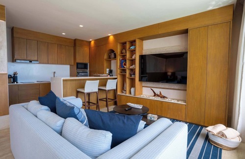 Isla Mujeres Apartment | Modern Apt with Private Roof Garden & Pool