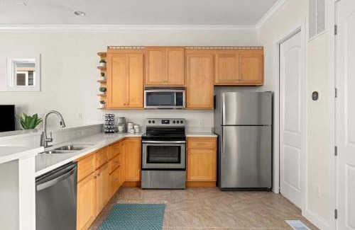 Crescent Beach House | Modern Beach Haüs 4 min walk to beach w/pool BBQ