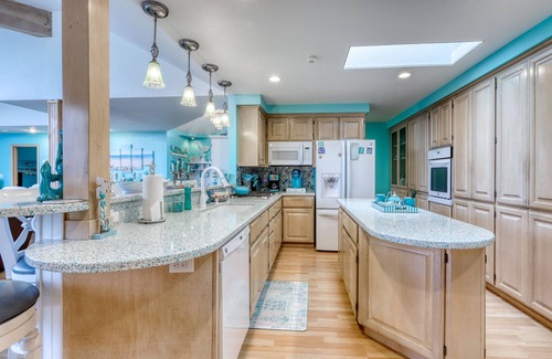 McKinleyville House | Modern Beach home w/Ocean Views, Private Hot Tub, Firepit, Gas Grill, & more