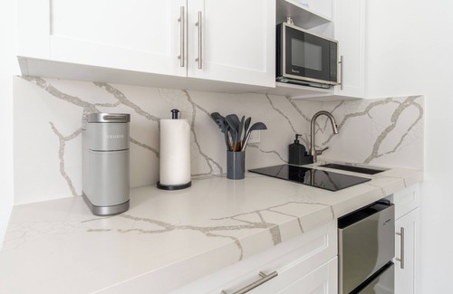 North Beach Apartment | Modern Beachfront Studio w/Beach Essentials. Just steps from the beach!