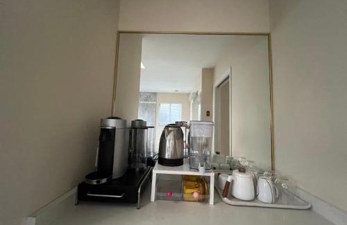 Arbutus Ridge House | Modern bedroom in Vancouver West