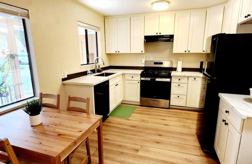 The Villas Apartment | Modern & Bright 2BR Santana Row | Silicon Valley Stay