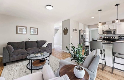 Vancouver House | Modern + Bright 3BR | Patio + Grill
