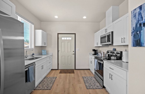 Logan House | Modern Bungalow, Free Parking, Near GU