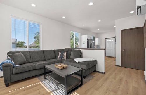 Logan House | Modern Bungalow, Free Parking, Near GU