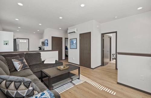 Logan House | Modern Bungalow, Free Parking, Near GU