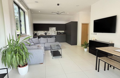 Christchurch House | Modern Bungalow, private gated entrance and garden.