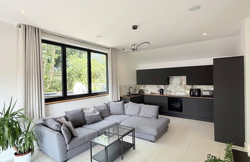 Christchurch House | Modern Bungalow, private gated entrance and garden.