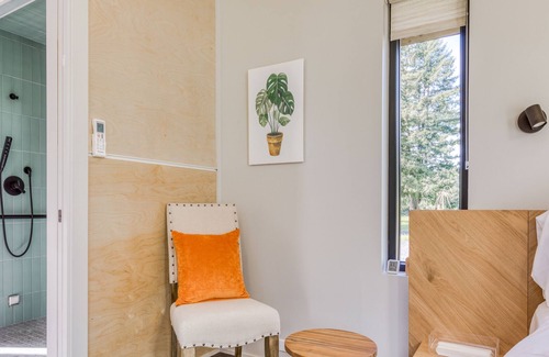 Stevenson House | Modern cabin, river view, geothermal hot tub, indoor steam sauna & great deck