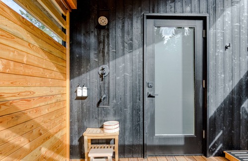 Stevenson House | Modern cabin, river view, geothermal hot tub, indoor steam sauna & great deck